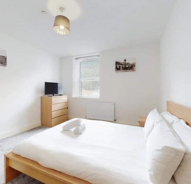 Spacious Two Bedroom Apartment With Valley Views Abertillery ภายนอก รูปภาพ