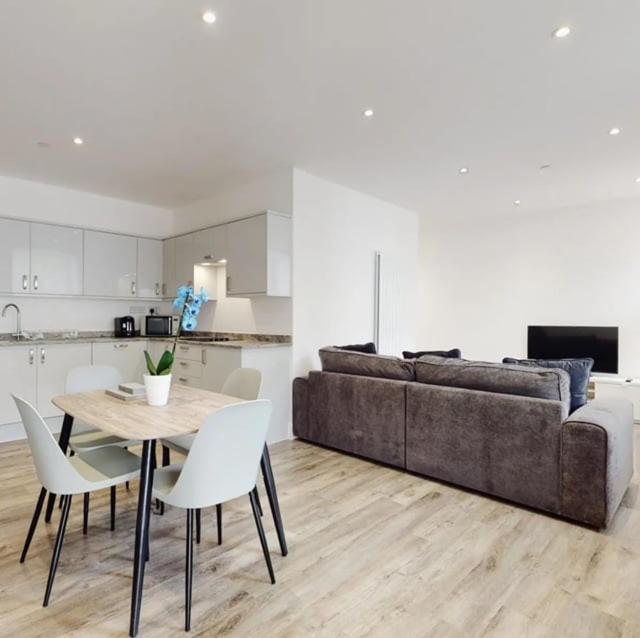 Spacious Two Bedroom Apartment With Valley Views Abertillery ภายนอก รูปภาพ