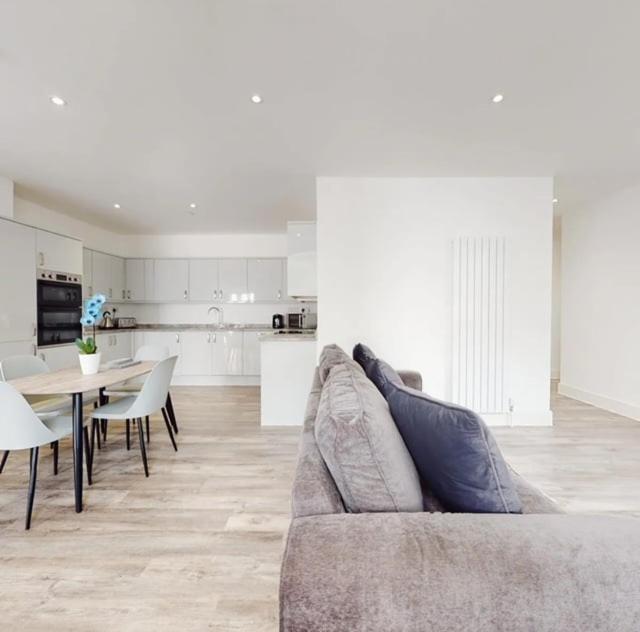 Spacious Two Bedroom Apartment With Valley Views Abertillery ภายนอก รูปภาพ