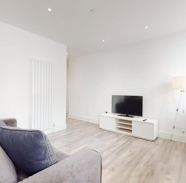 Spacious Two Bedroom Apartment With Valley Views Abertillery ภายนอก รูปภาพ